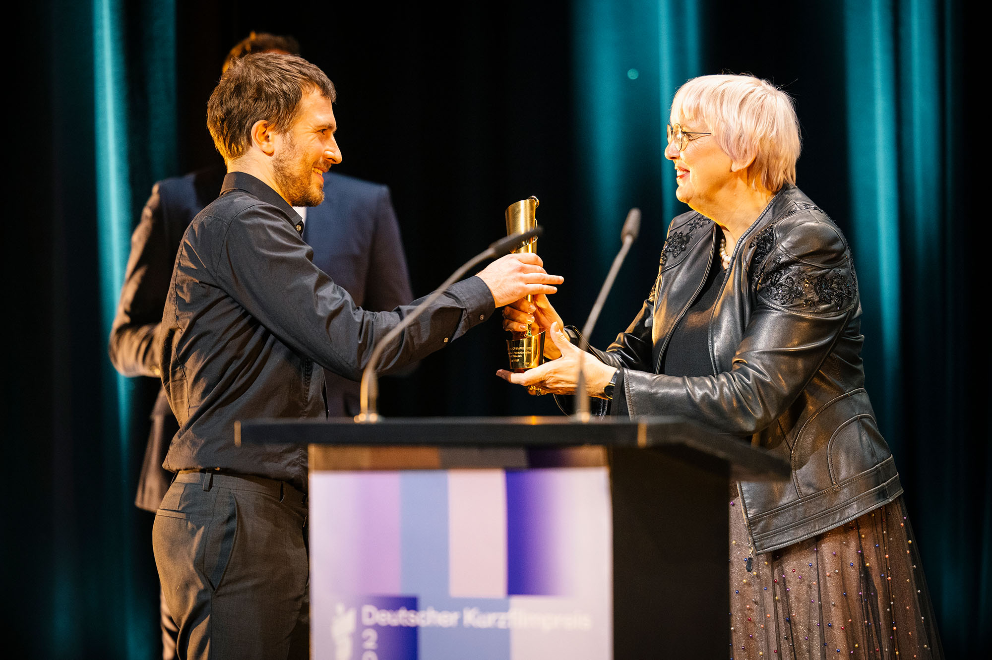 Die Verleihung des Deutschen Kurzfilmpreises fand im Jahr 2022 in der internationalen Kulturfabrik Kampnagel in Hamburg statt - insgesamt sechs Projekte wurden von der Staatsministerin für Kultur und Medien, Claudia Roth, ausgezeichnet. Copyright: Maximilian Probst | MOIN Filmförderung