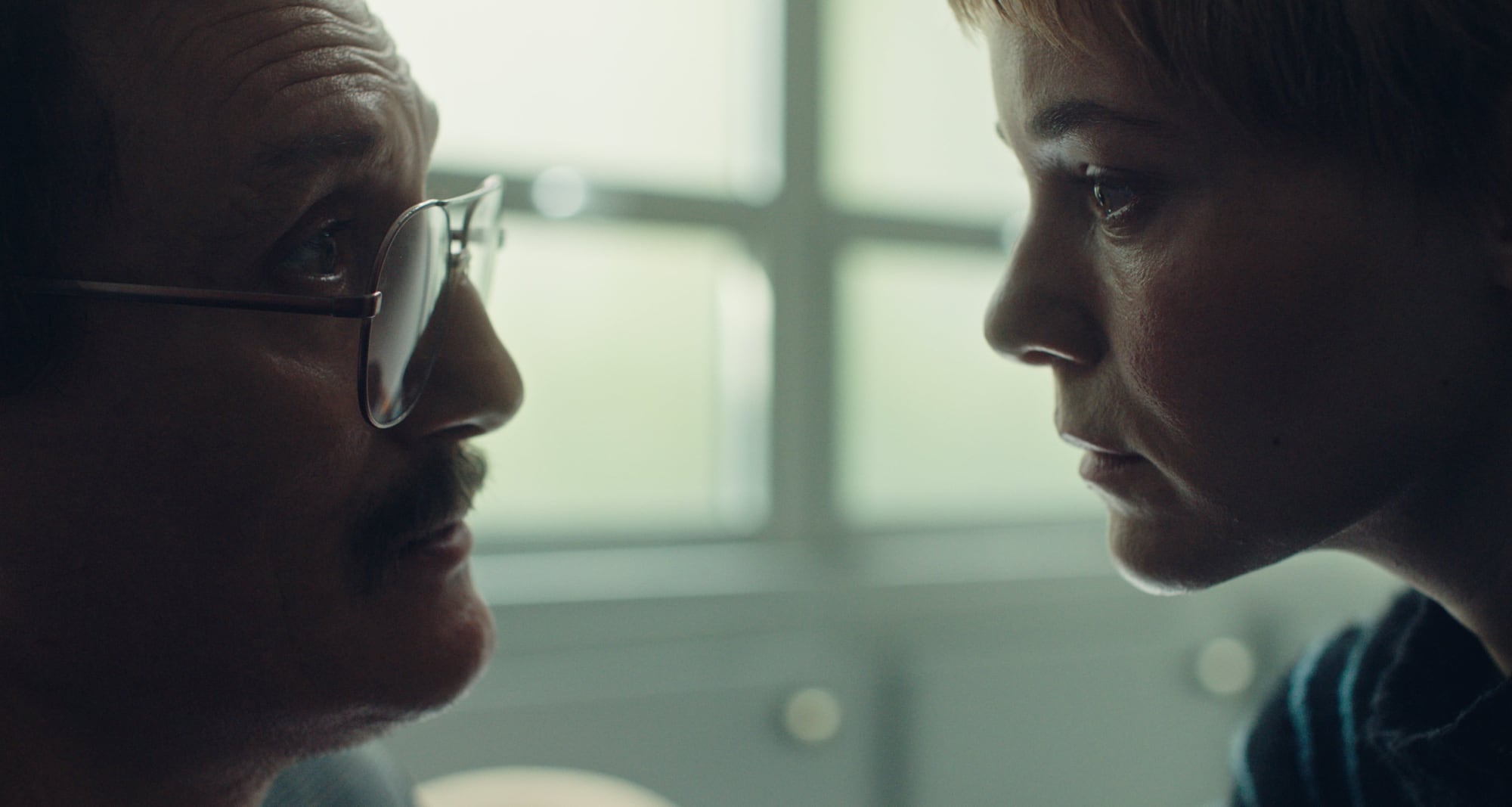 Angelina Häntsch jagt als Hamburger Ermittlerin den Säurefassmorder (gespielt von Oliver Masucci). Die Prime-Serie "German Crime Story: Gefesselt" hatte ihre Premiere beim Filmfest Hamburg 2022. Produzent ist Neue Bioskop Television. | MOIN Filmförderung